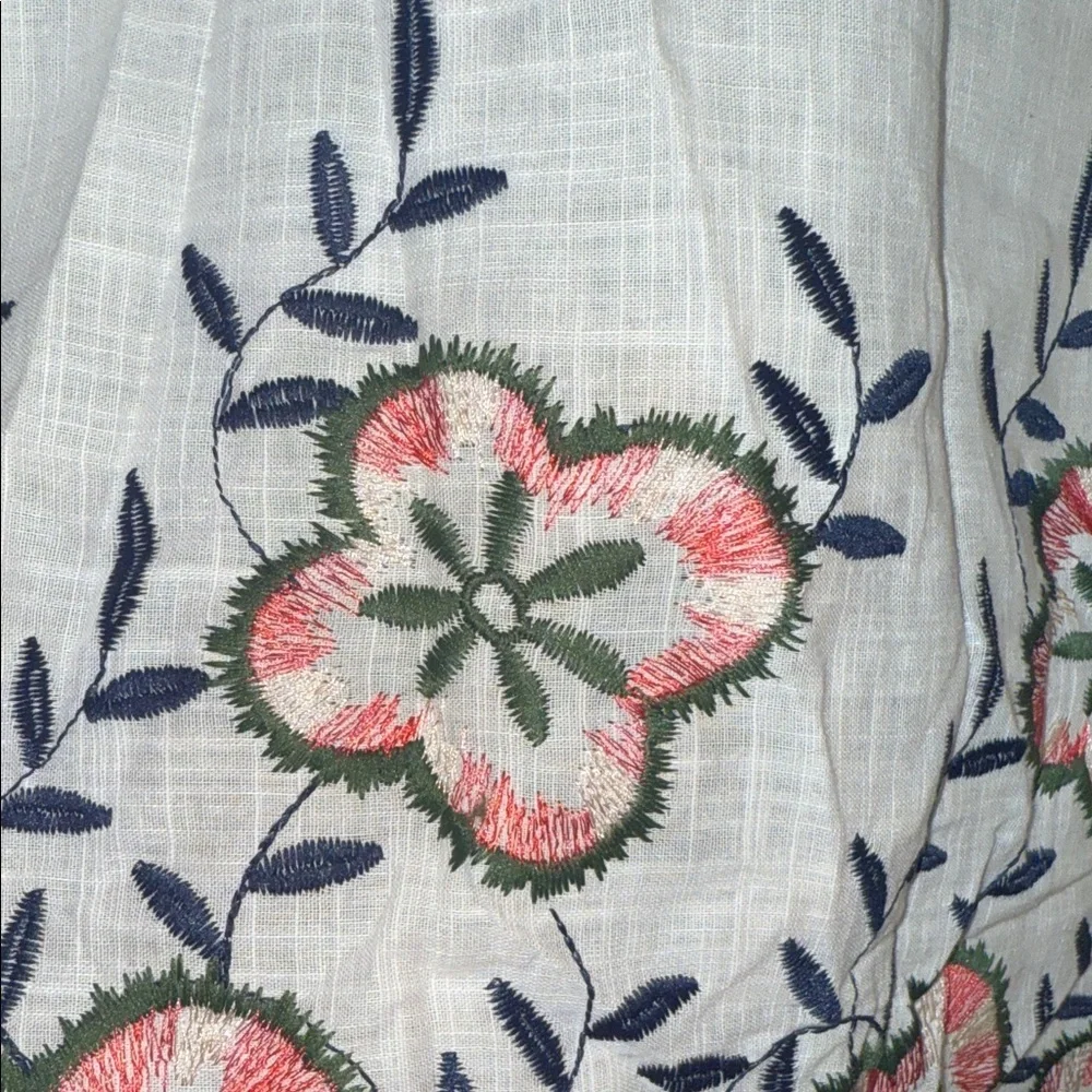 Elegant White Blouse with Floral Embroidery - Picture 4 of 7